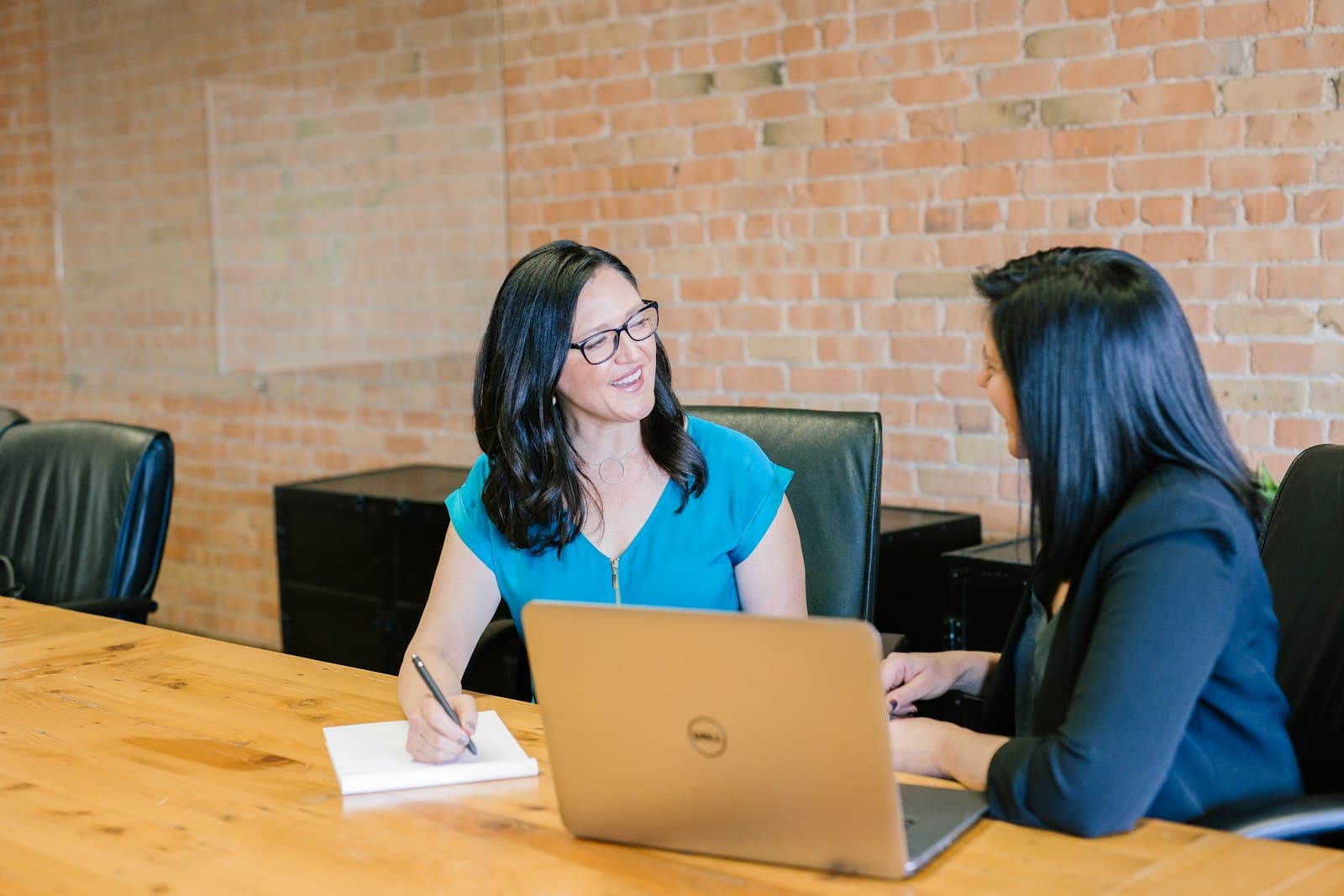 Advisor meeting with a learner in a professional setting